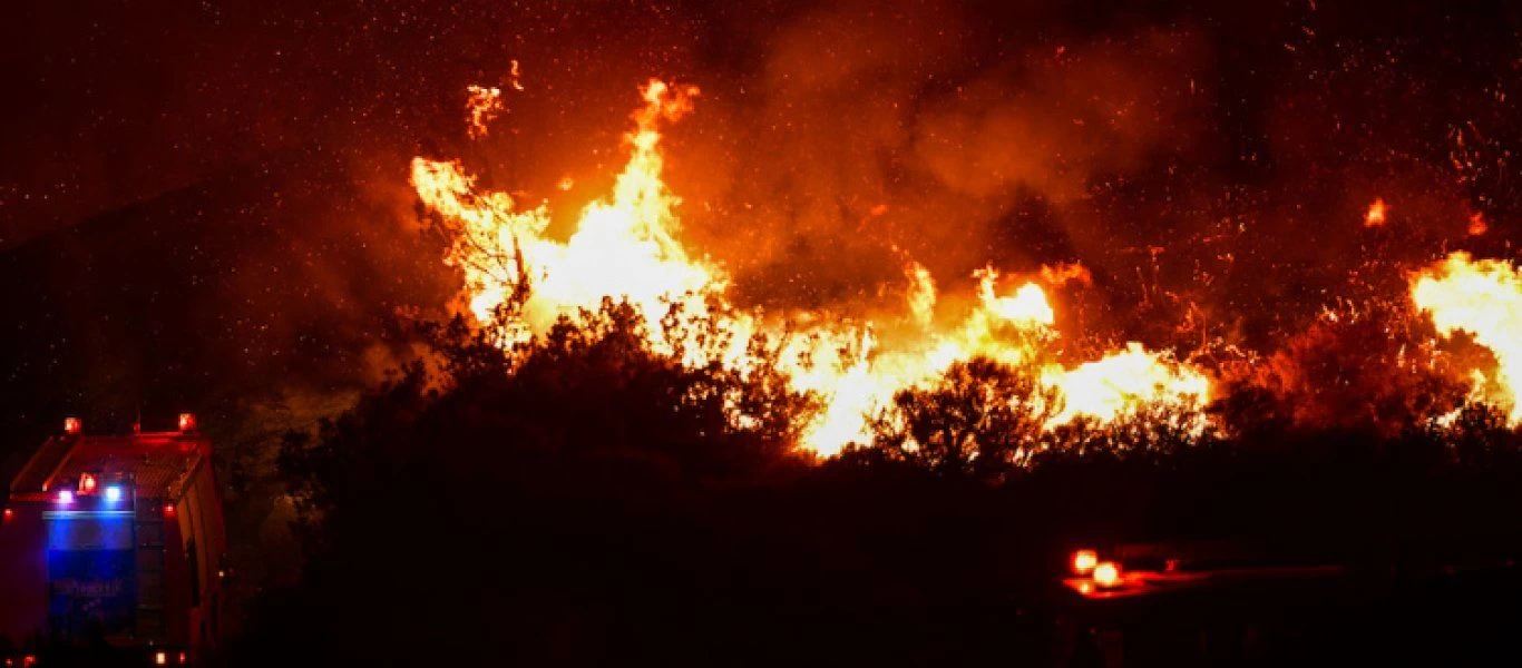 Μεγάλη φωτιά κοντά σε οικισμό στη Νέα Μάκρη - Δύο ταυτόχρονες εστίες - Απειλούνται σπίτια (βίντεο) (upd)